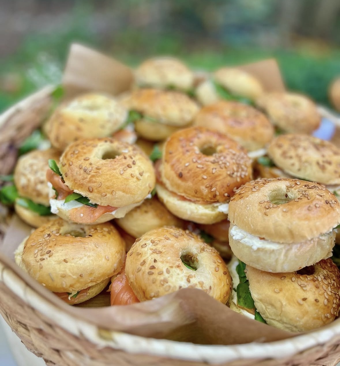 Panier de mini bagels saumon